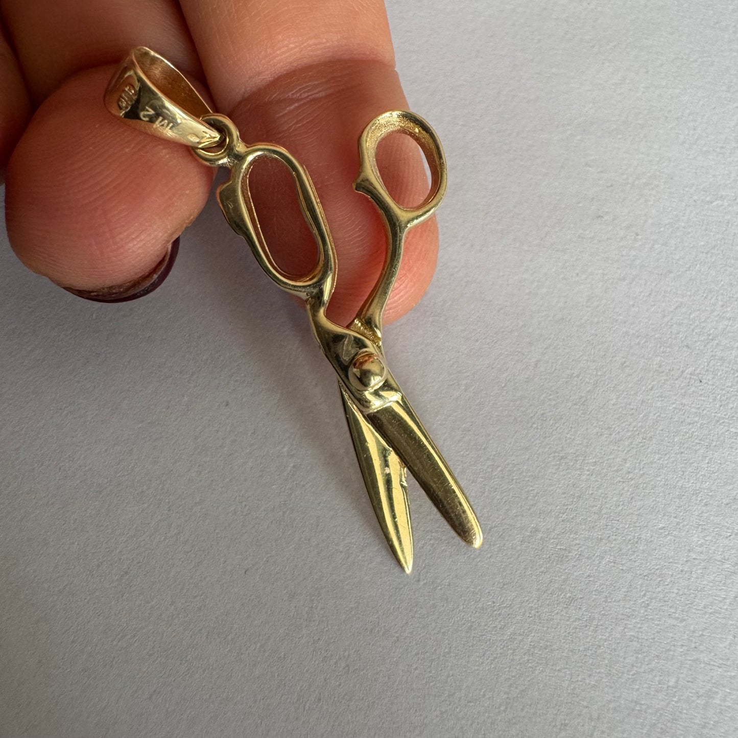 תליון מספריים זהב צהוב 14 קראט בעיצוב מינימליסטי ומלא אופי.