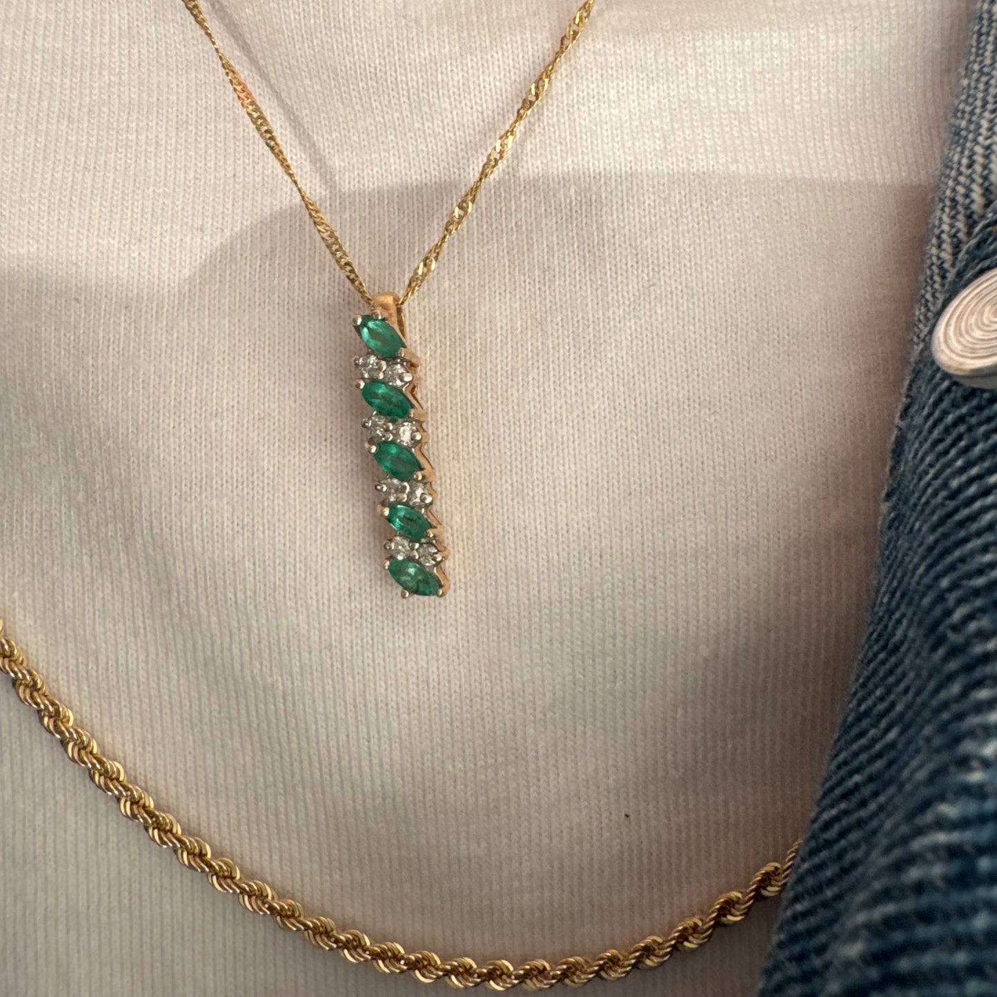 תליון זהב 14 קראט משובץ אמרלדים בחיתוך מרקיזה ויהלומים נוצצים. 