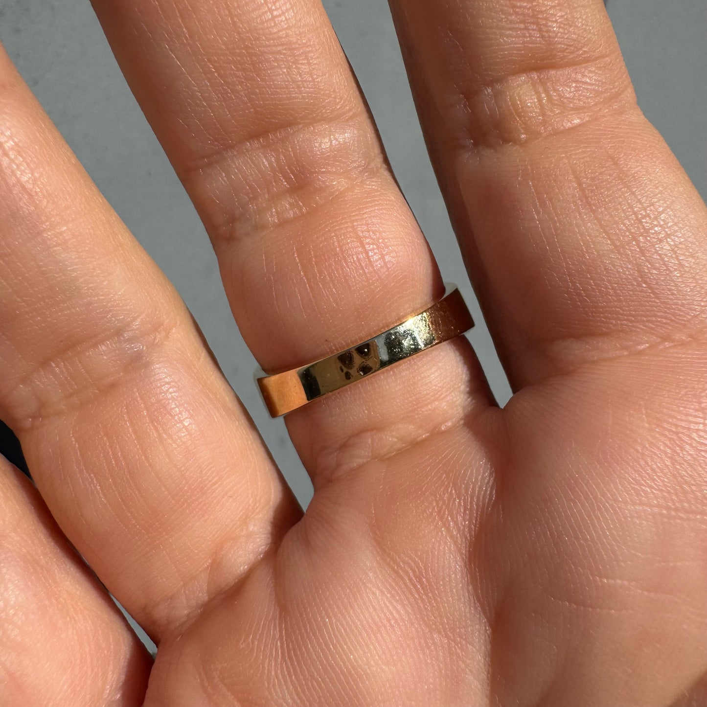 טבעת זהב צהוב 14 קראט משובצת אבן אדומה בחיתוך ריבועי 