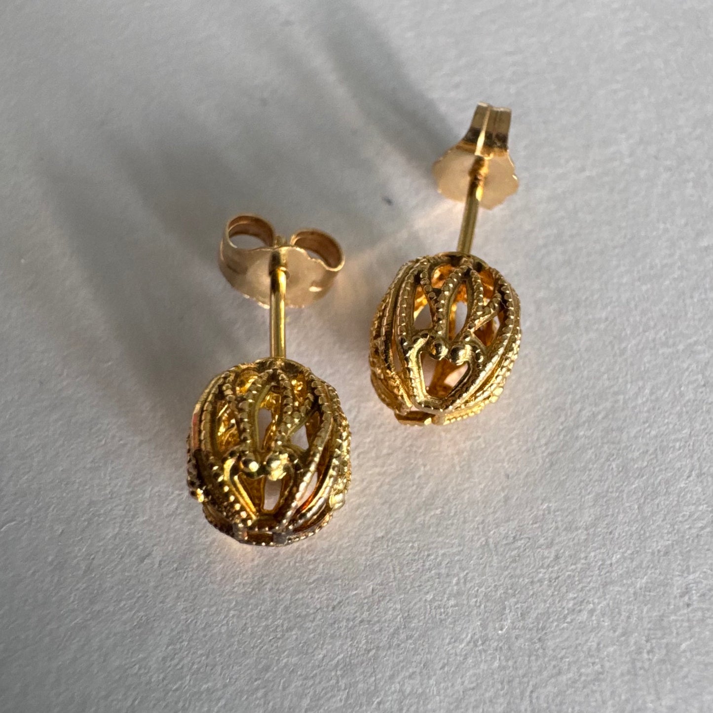 עגילי זהב צהוב 10 קראט בעיצוב פתוח עם עבודת פיליגרן עדינה.