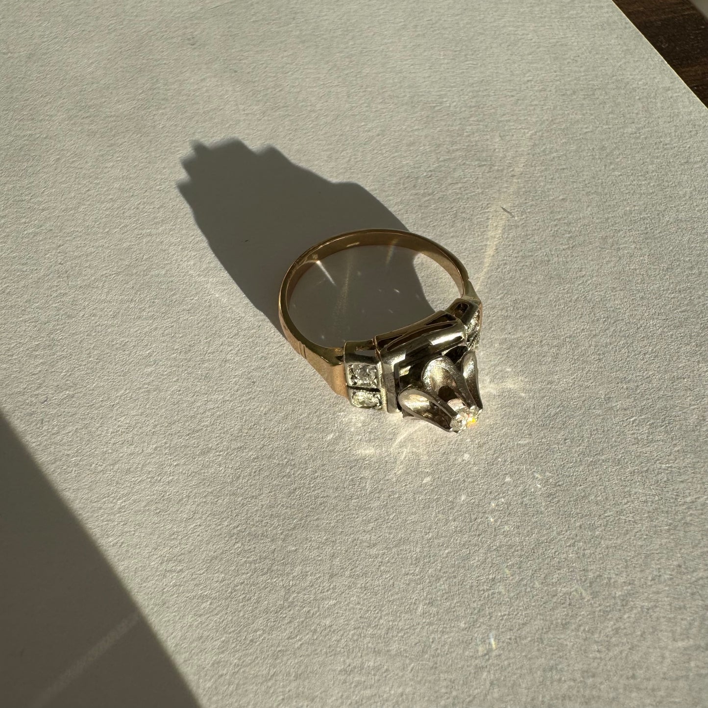 טבעת זהב 14 קראט משובצת יהלומים, בעיצוב פרח פתוח במרכז שמעניק לה מראה מיוחד ורומנטי. 