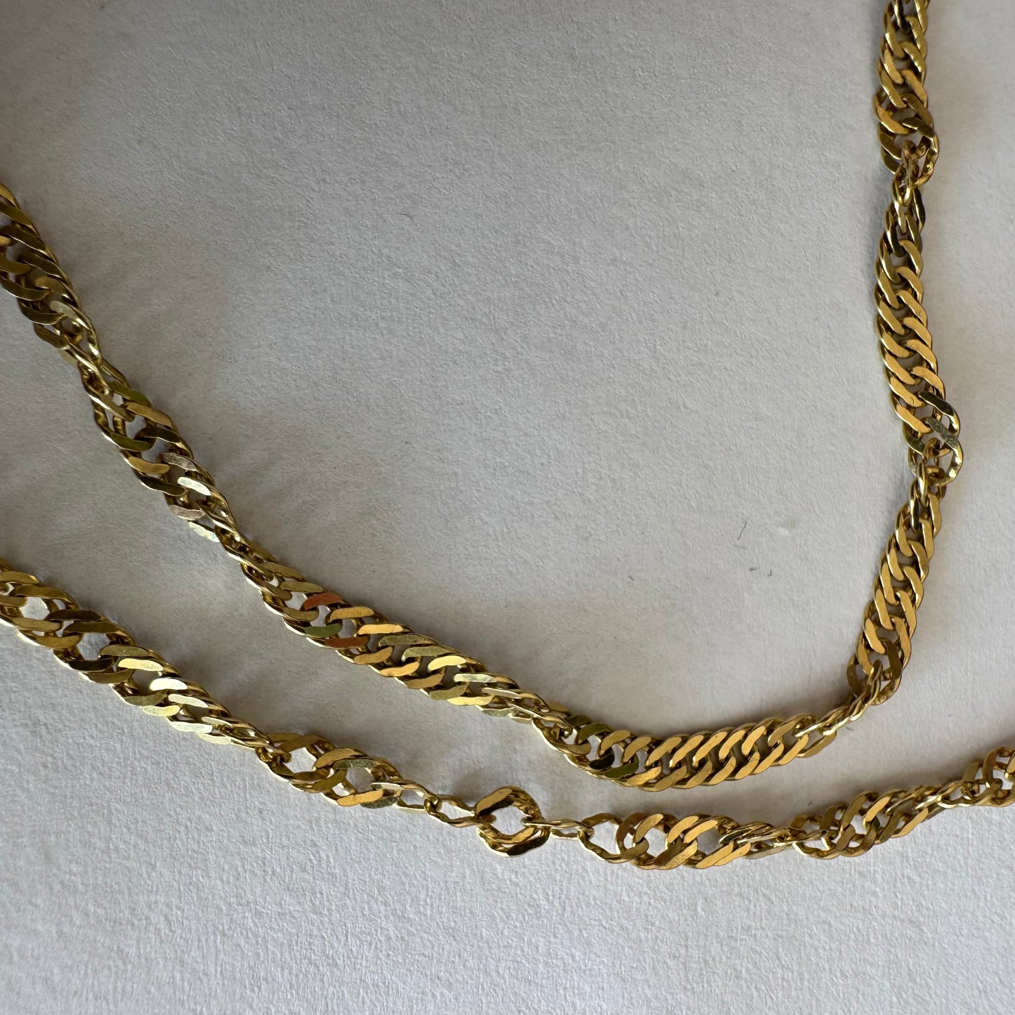 שרשרת זהב צהוב 14 קראט בעיצוב חוליות מסובבות ועדינות שמעניקות לה ברק ותנועה. 