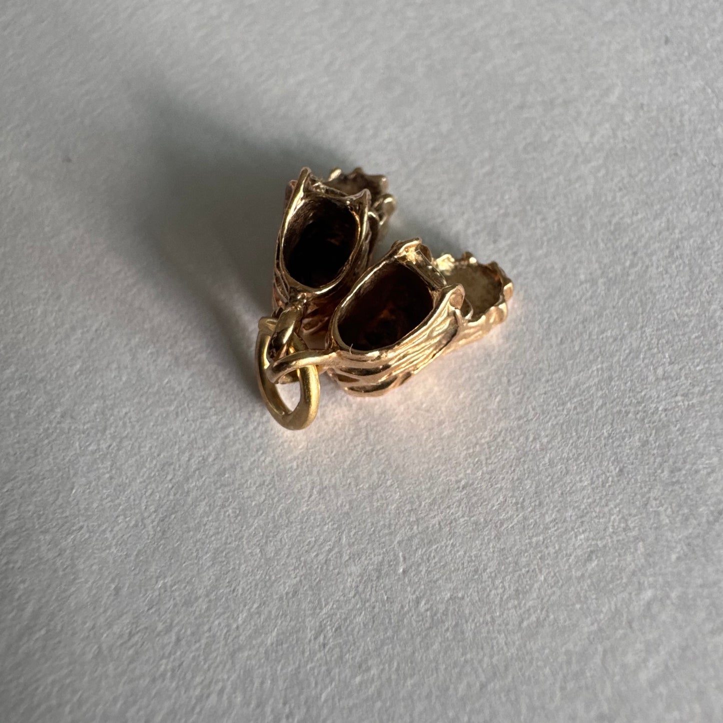 תליון זהב 10 קראט בצורת נעלי “צעד ראשון” של תינוק.