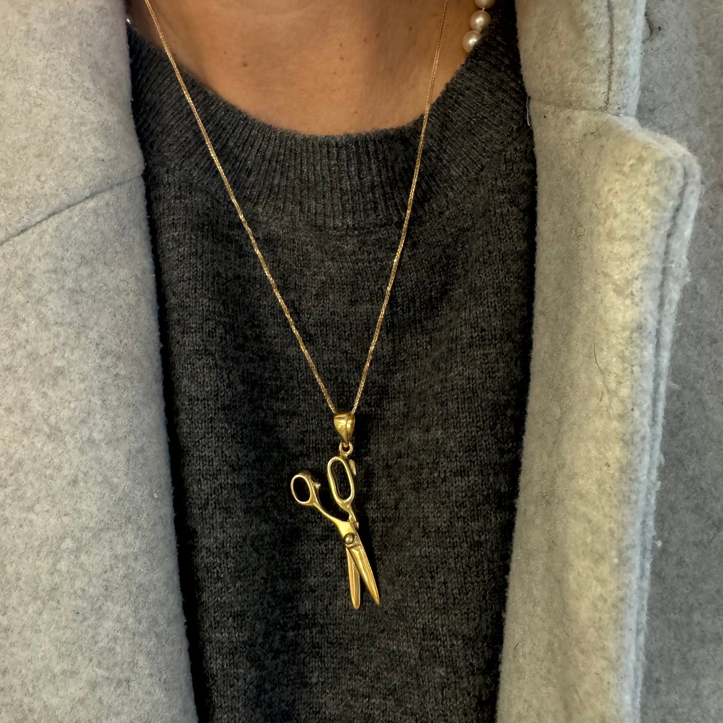 תליון מספריים זהב צהוב 14 קראט בעיצוב מינימליסטי ומלא אופי.