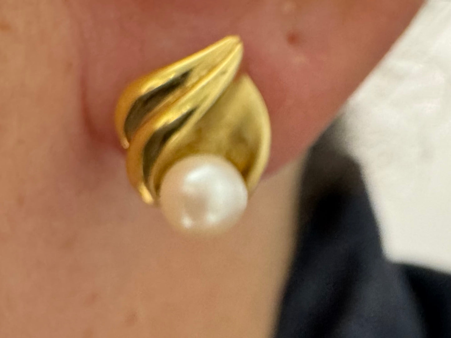 14K gold stud earrings set with Pearl