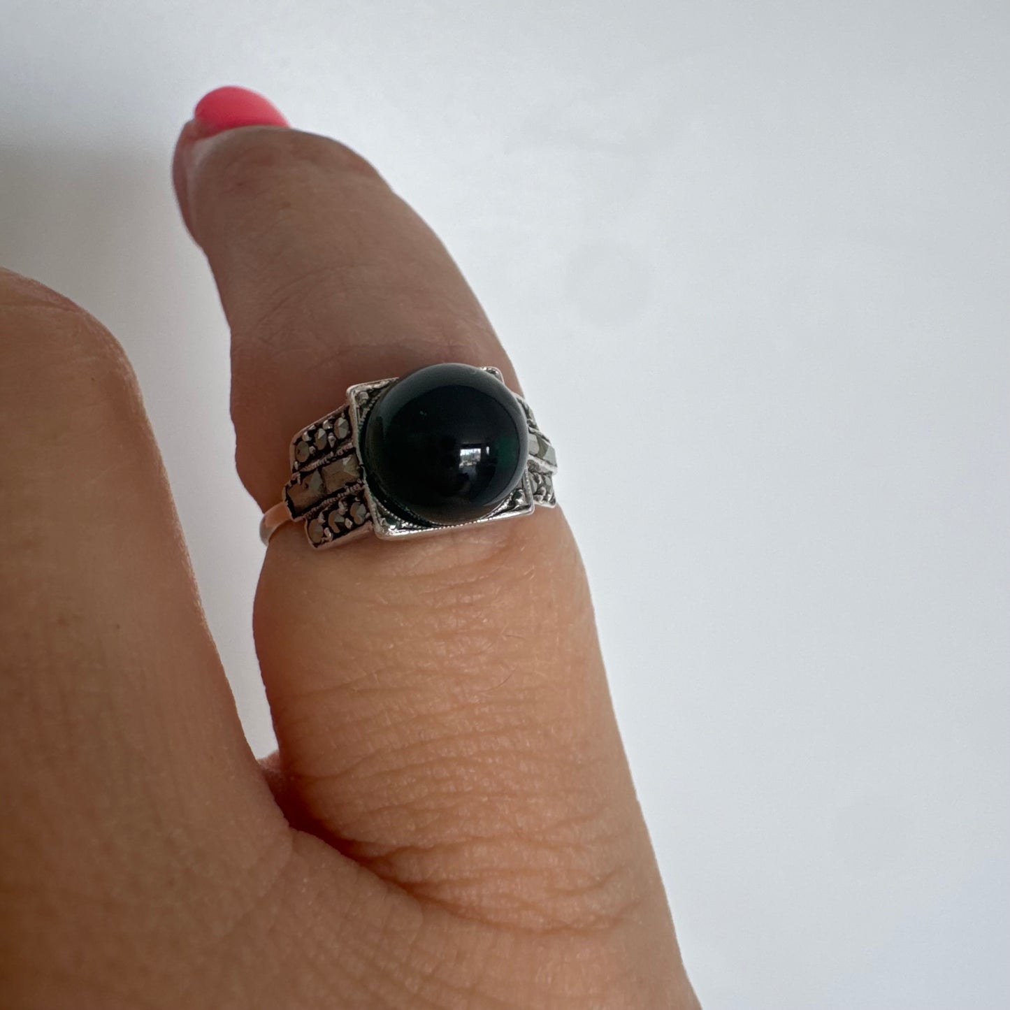 9K gold ring set with a deep green stone
