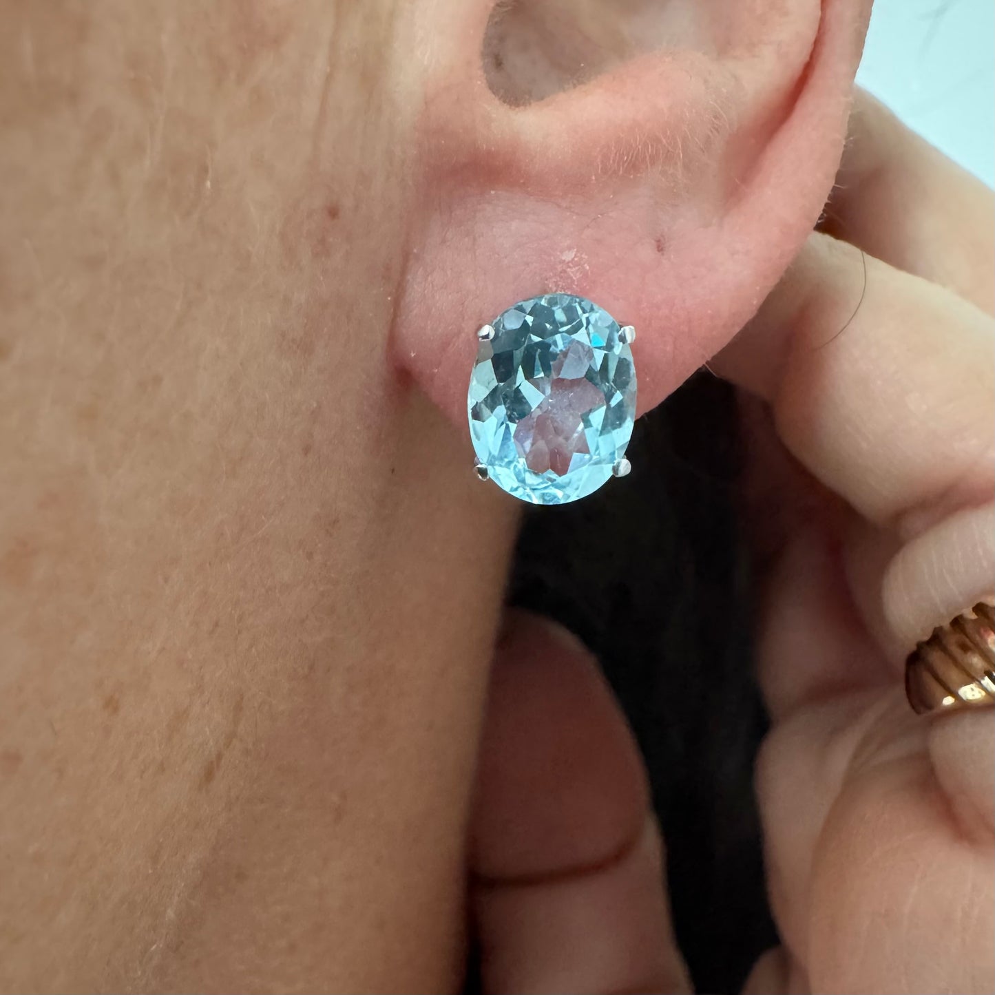 עגילי זהב לבן 14 קראט משובצים אבני אקוומרין אובליות בגוון תכלת-קריסטלי