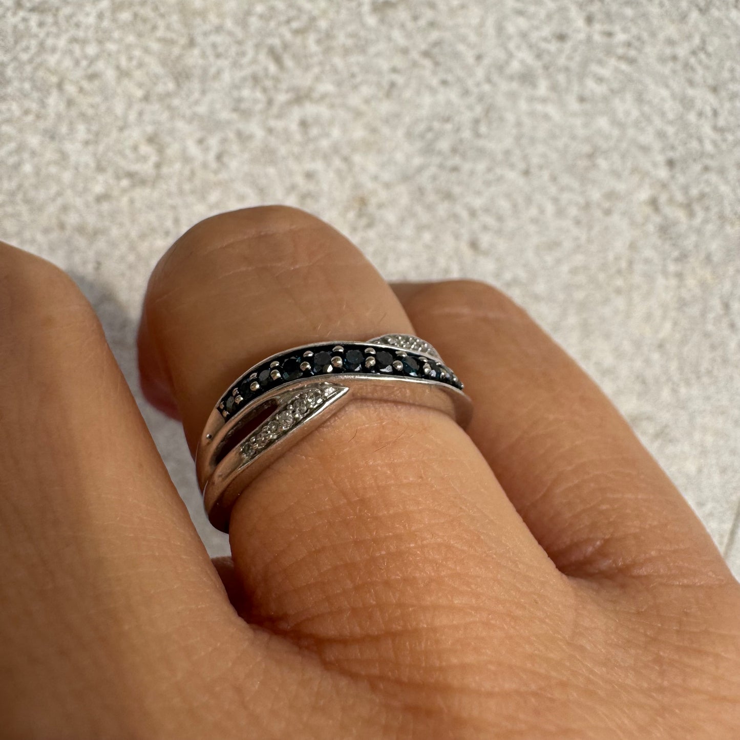 טבעת זהב לבן 10 קראט משובצת אבני טופז כחולות עמוקות ויהלומים.