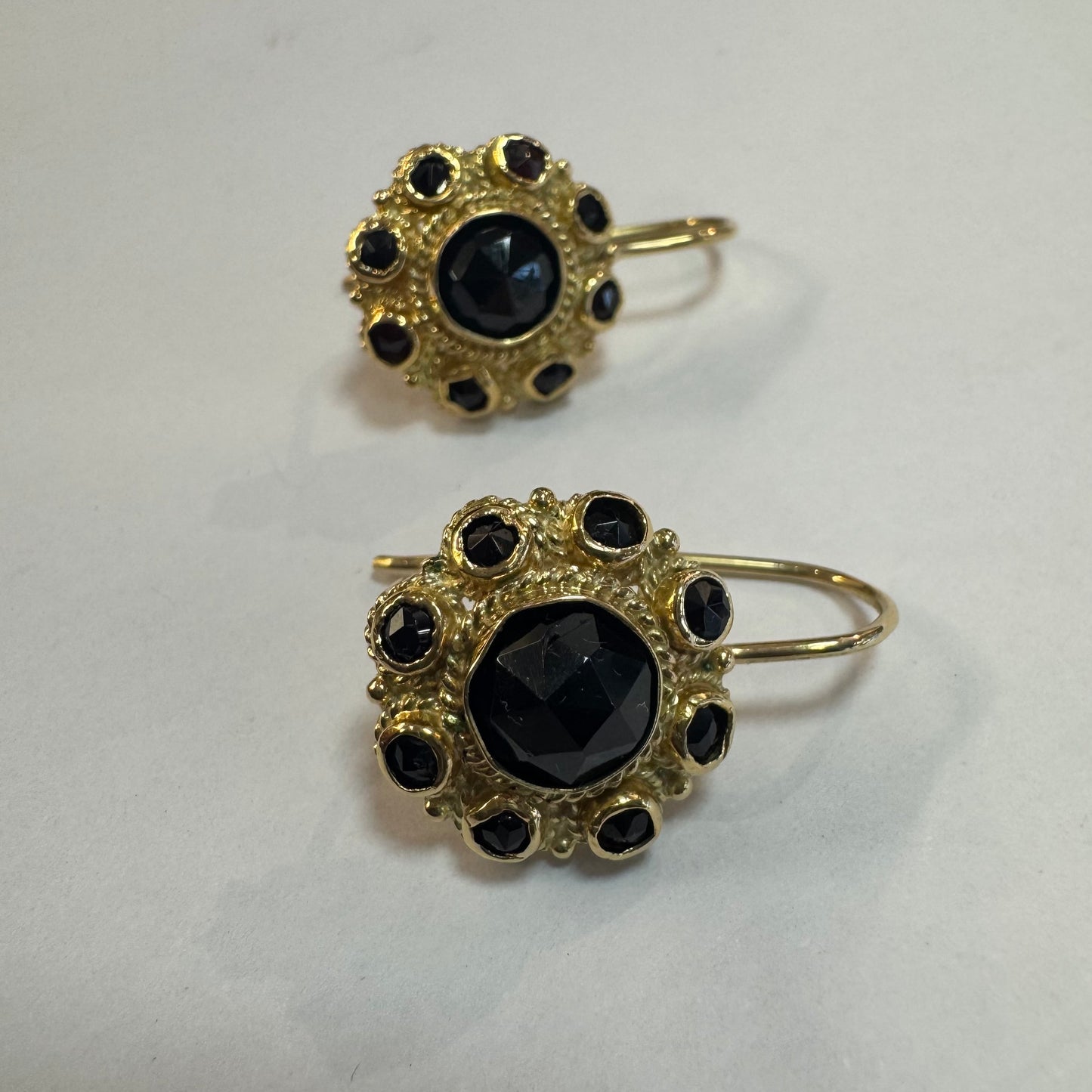 עגילי זהב צהוב 14 קראט, נופלים באורך בינוני, משובצים אבני גרנט