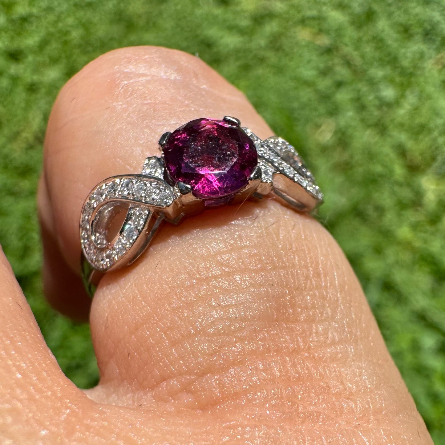 18K gold ring set with Pink Tourmaline & Diamonds