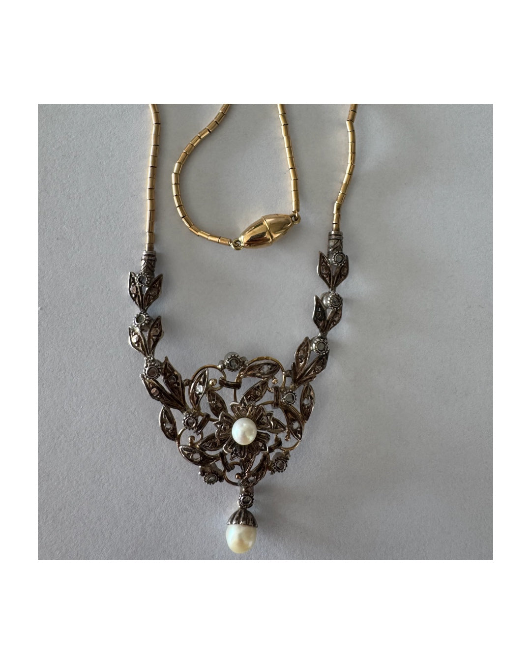 14K Gold Necklace with Pearls
Floral design & Diamonds with delicate details and a magnetic clasp.