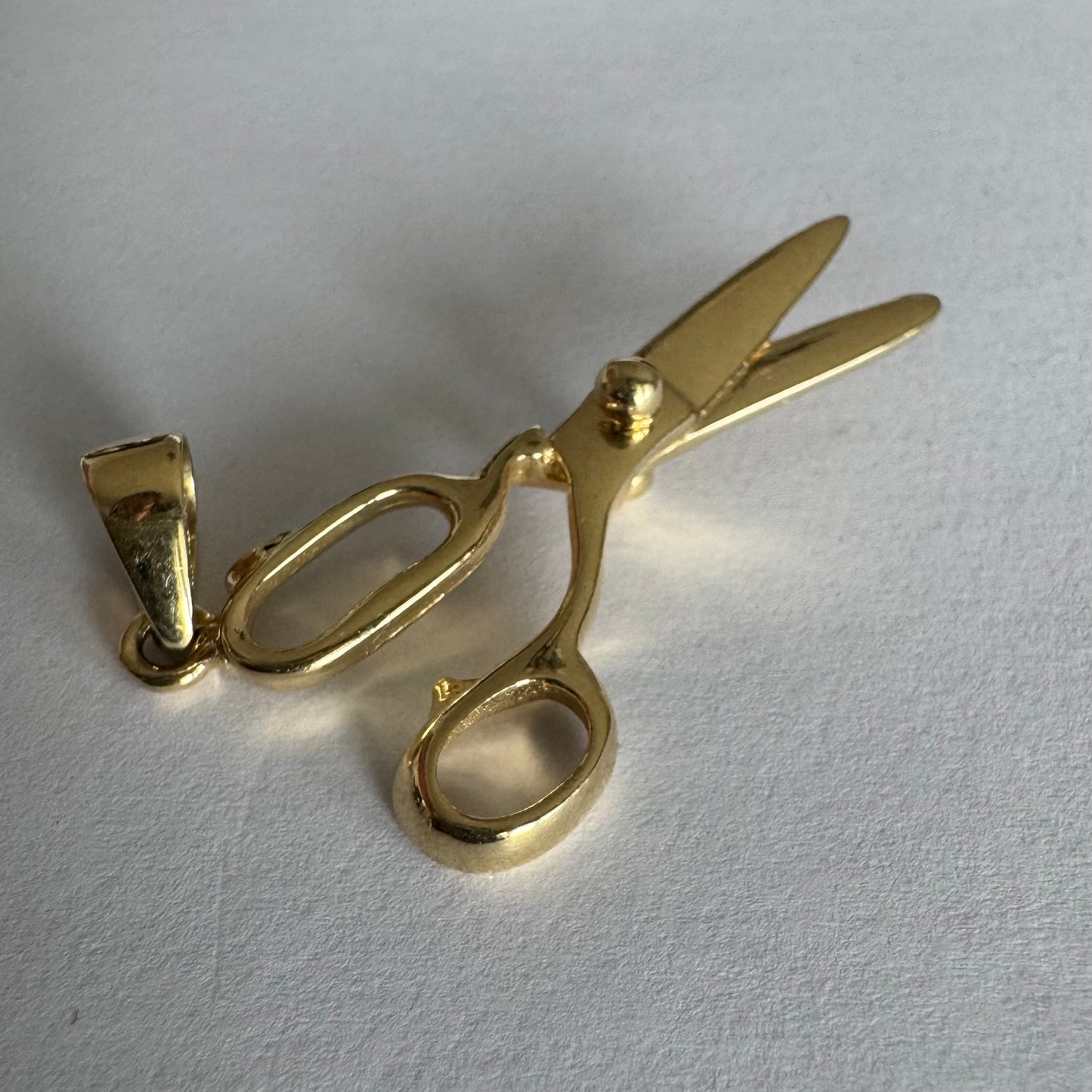 תליון מספריים זהב צהוב 14 קראט בעיצוב מינימליסטי ומלא אופי.