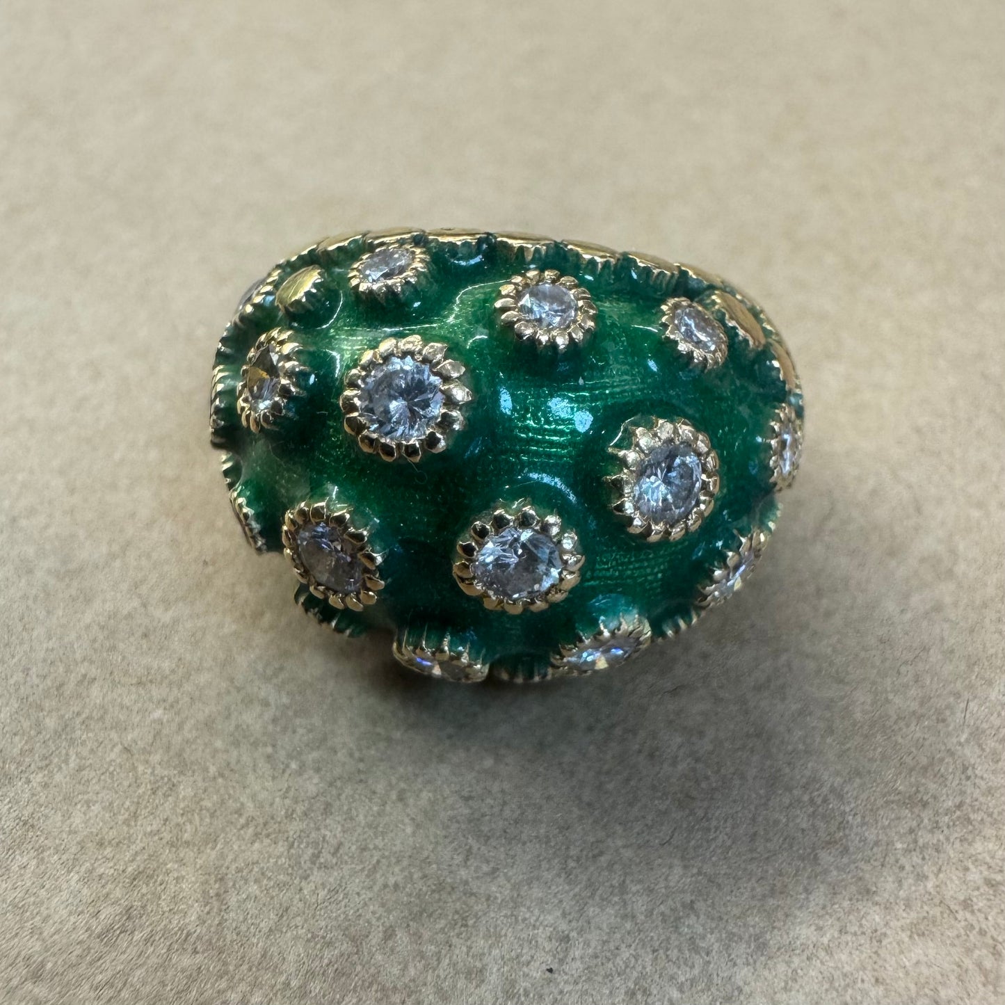 טבעת זהב צהוב 18 קראט משובצת יהלומים ואמייל ירוק