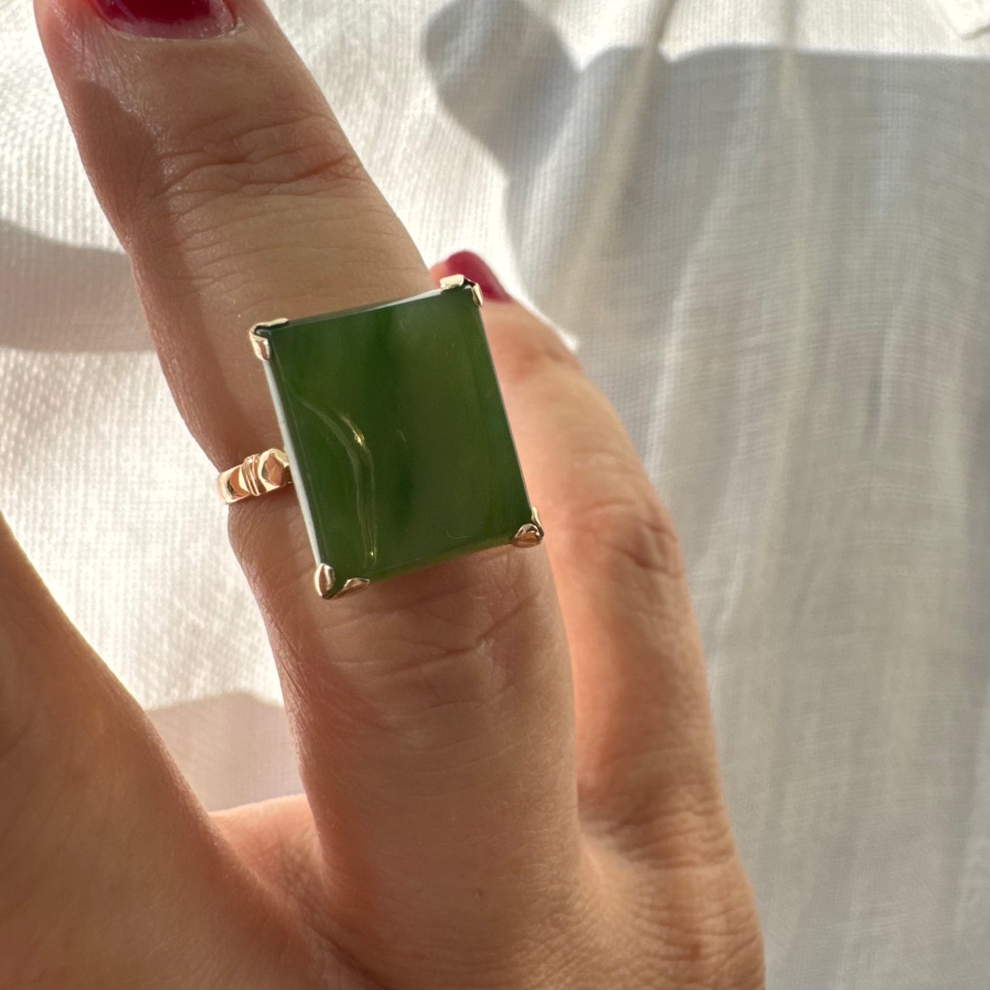 טבעת זהב 14 קראט משובצת אבן ג'ייד ירוקה בחיתוך מרובע.