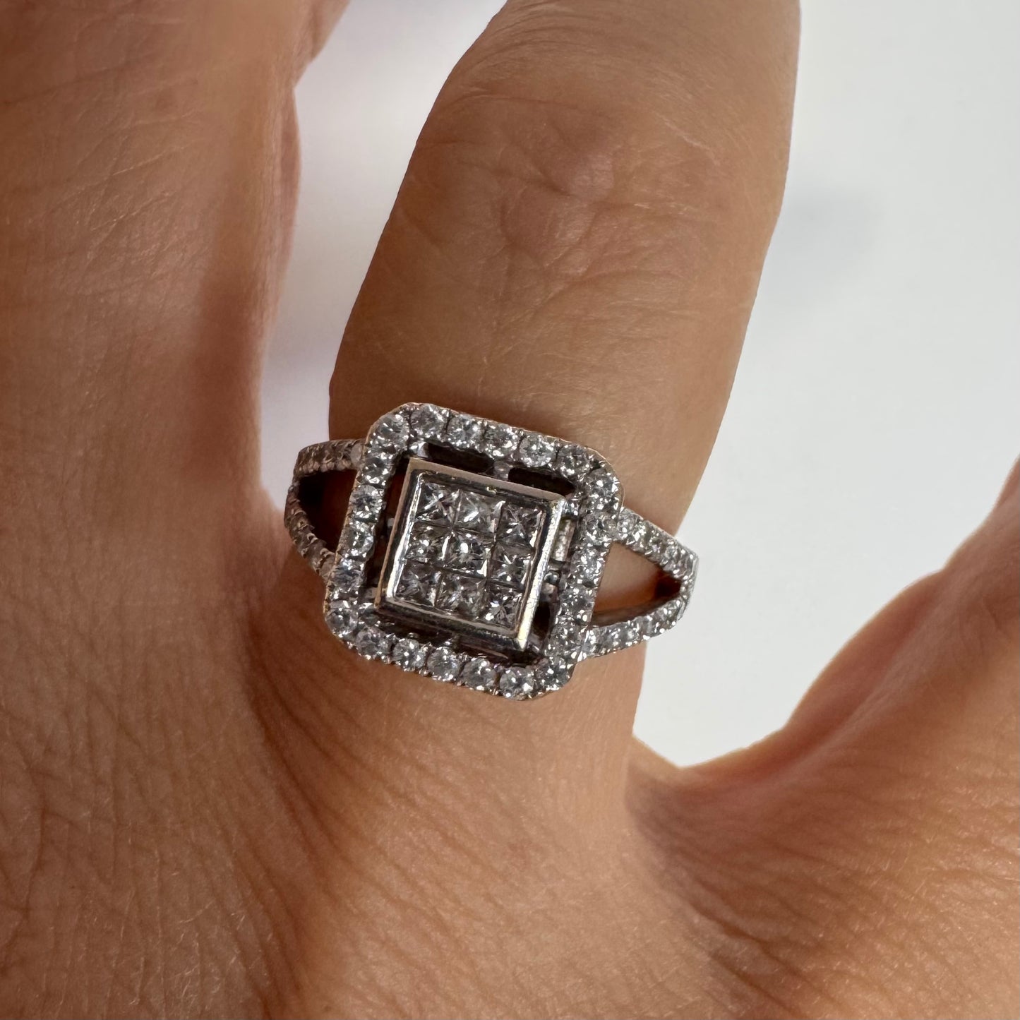 18K gold ring set with Diamonds in various cuts