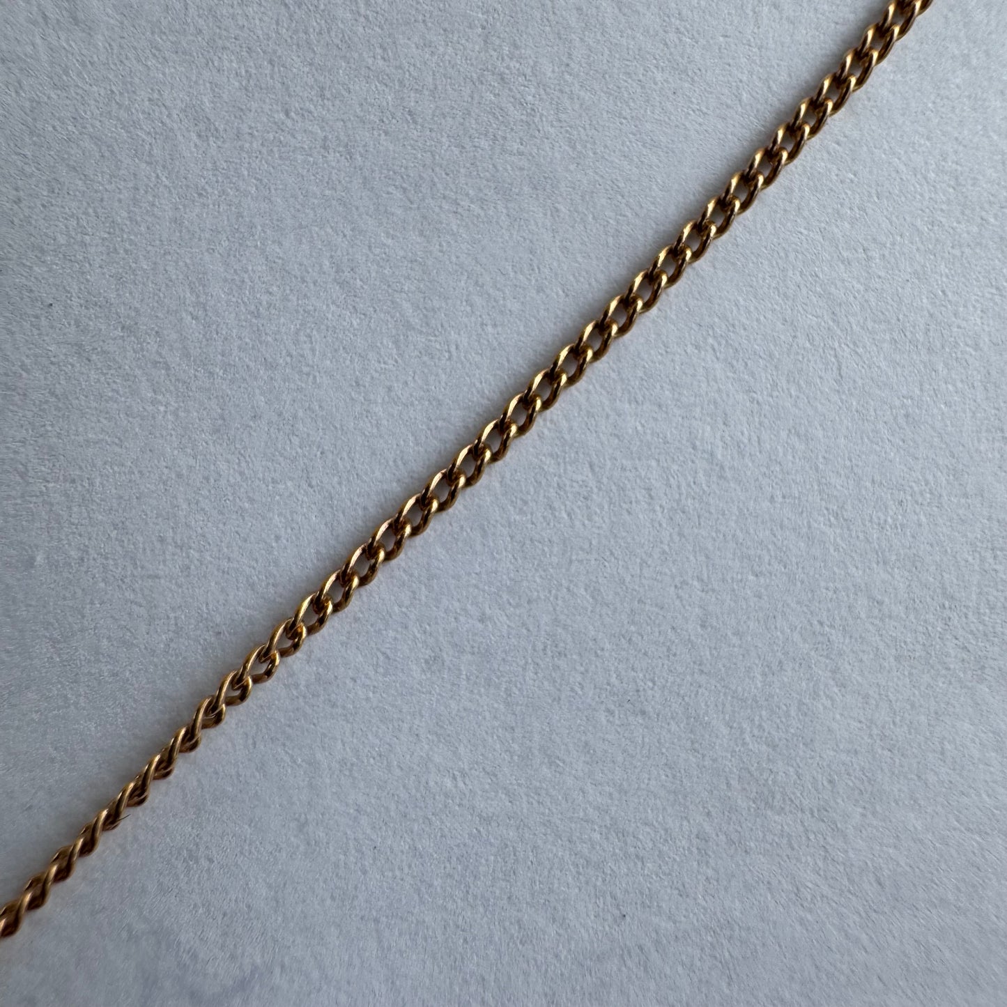 שרשרת זהב אדום 14 קראט עם תליון “חי״, בעיצוב גרפי ובעל נוכחות.