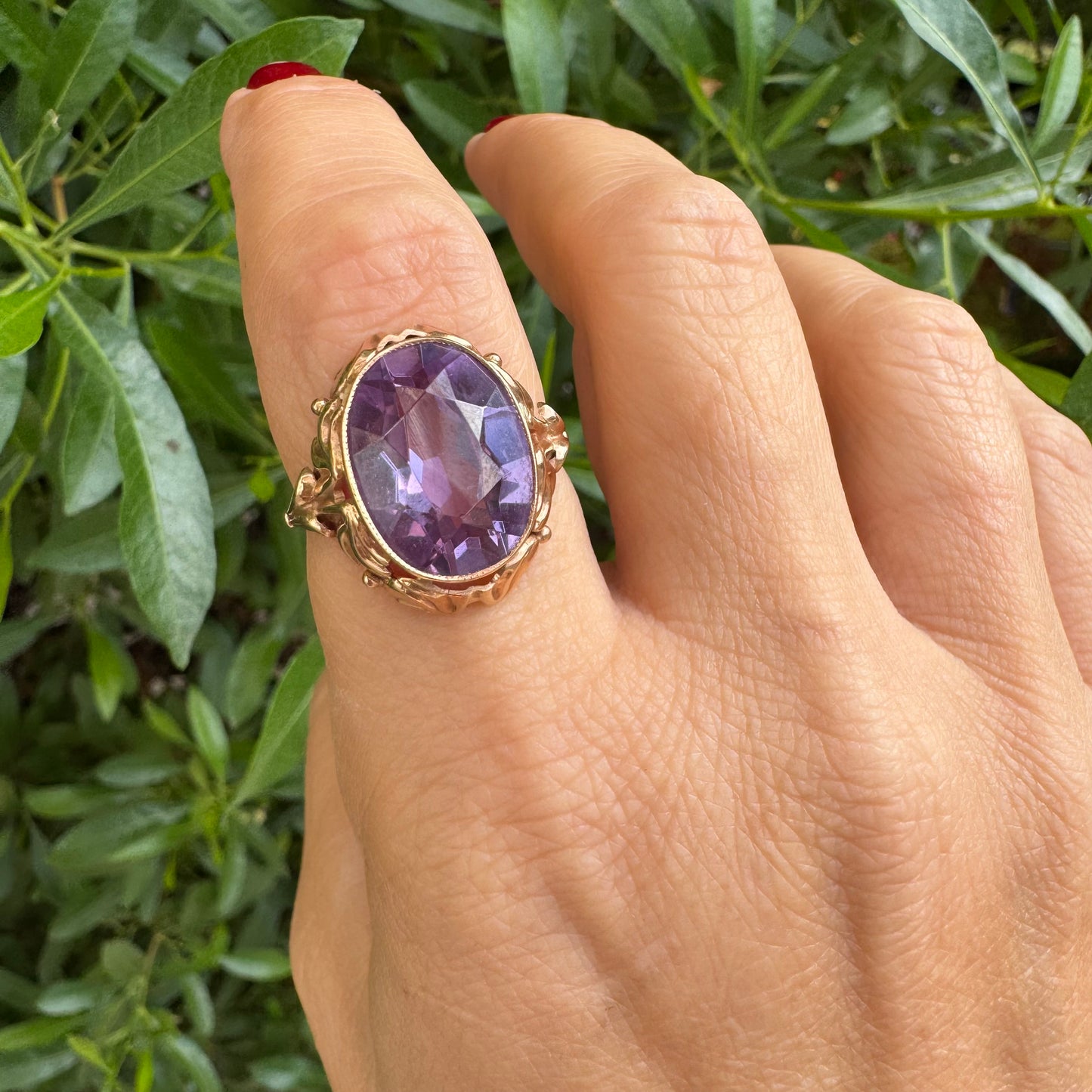 טבעת זהב אדום 14 קראט משובצת אמטיסט בגוון סגול עמוק .