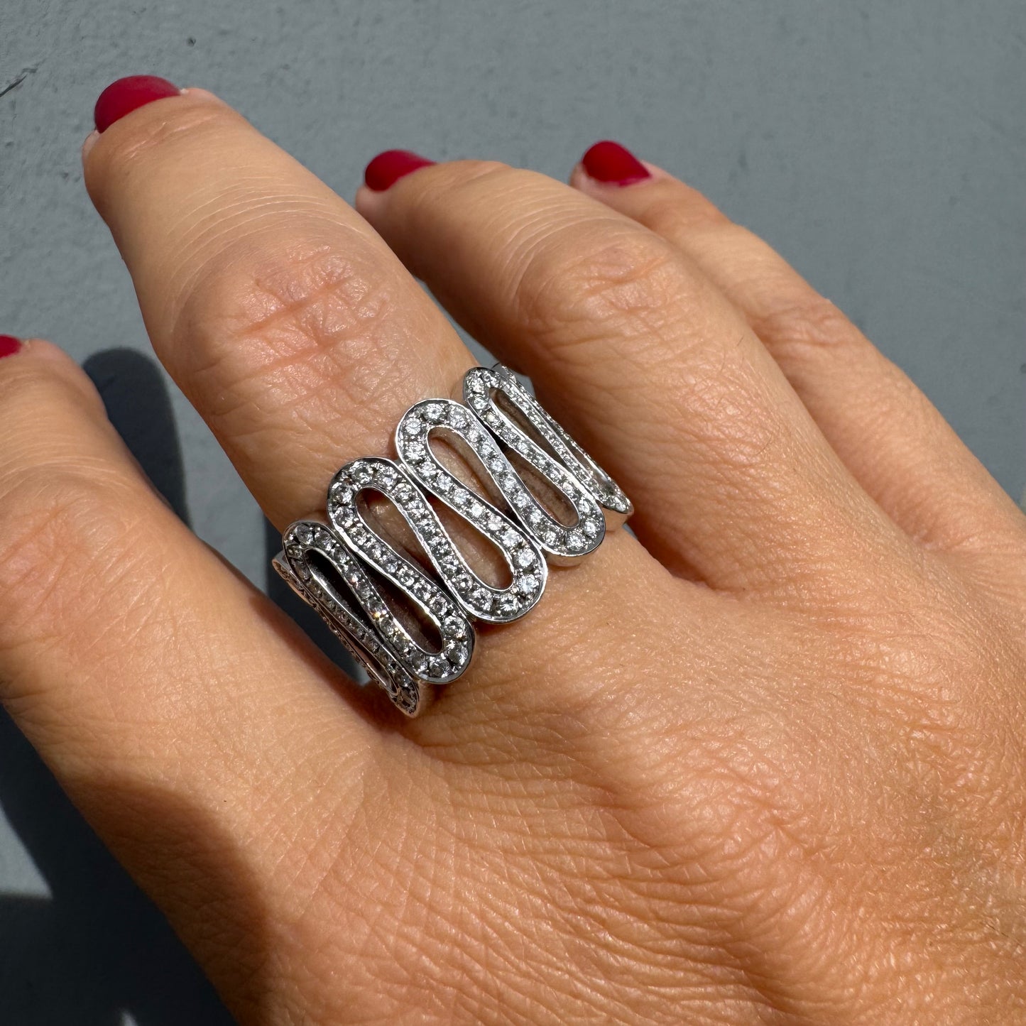 טבעת זהב לבן 14 קראט משובצת יהלומים נוצצים בעיצוב גל מתפתל