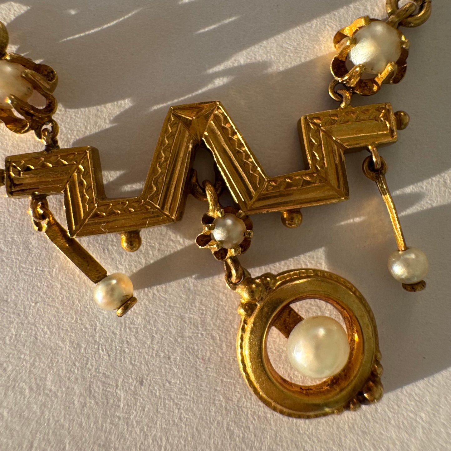 שרשרת זהב צהוב 14 קראט בעיצוב ייחודי, משובצת פנינים עדינות. 