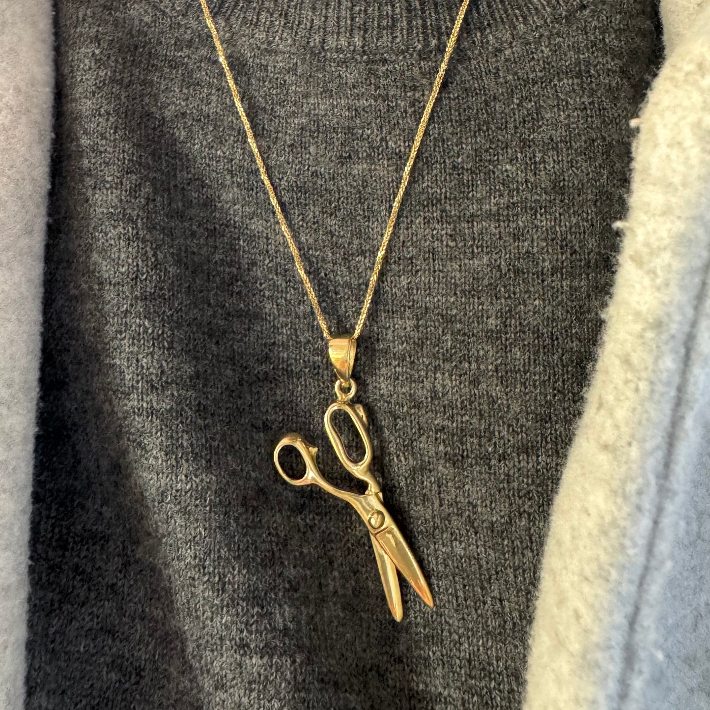 תליון מספריים זהב צהוב 14 קראט בעיצוב מינימליסטי ומלא אופי.