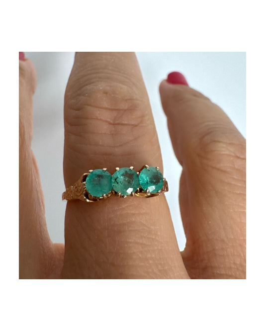 טבעת זהב 9 קראט המשובצת שלוש אבני אמרלד.