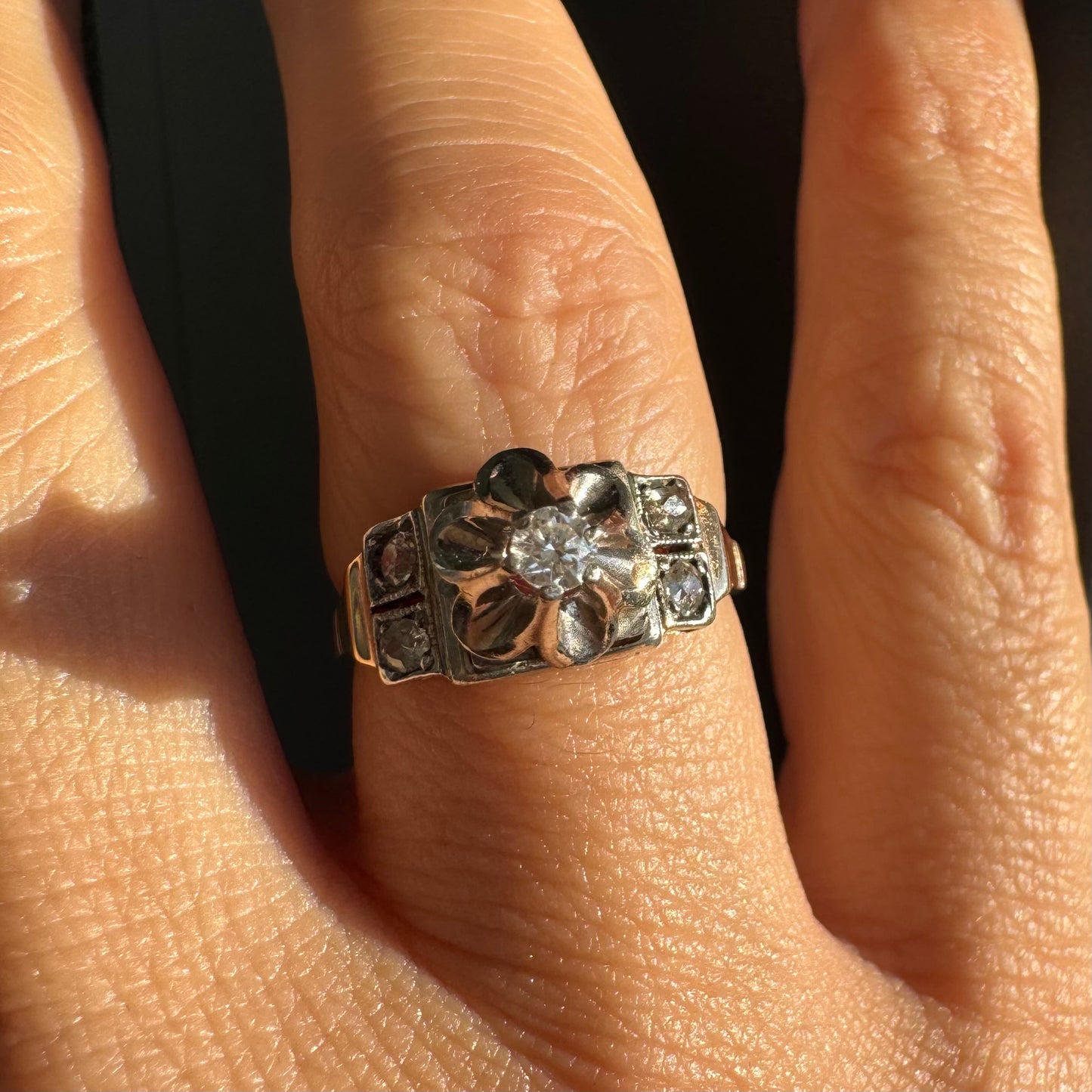 טבעת זהב 14 קראט משובצת יהלומים, בעיצוב פרח פתוח במרכז שמעניק לה מראה מיוחד ורומנטי. 