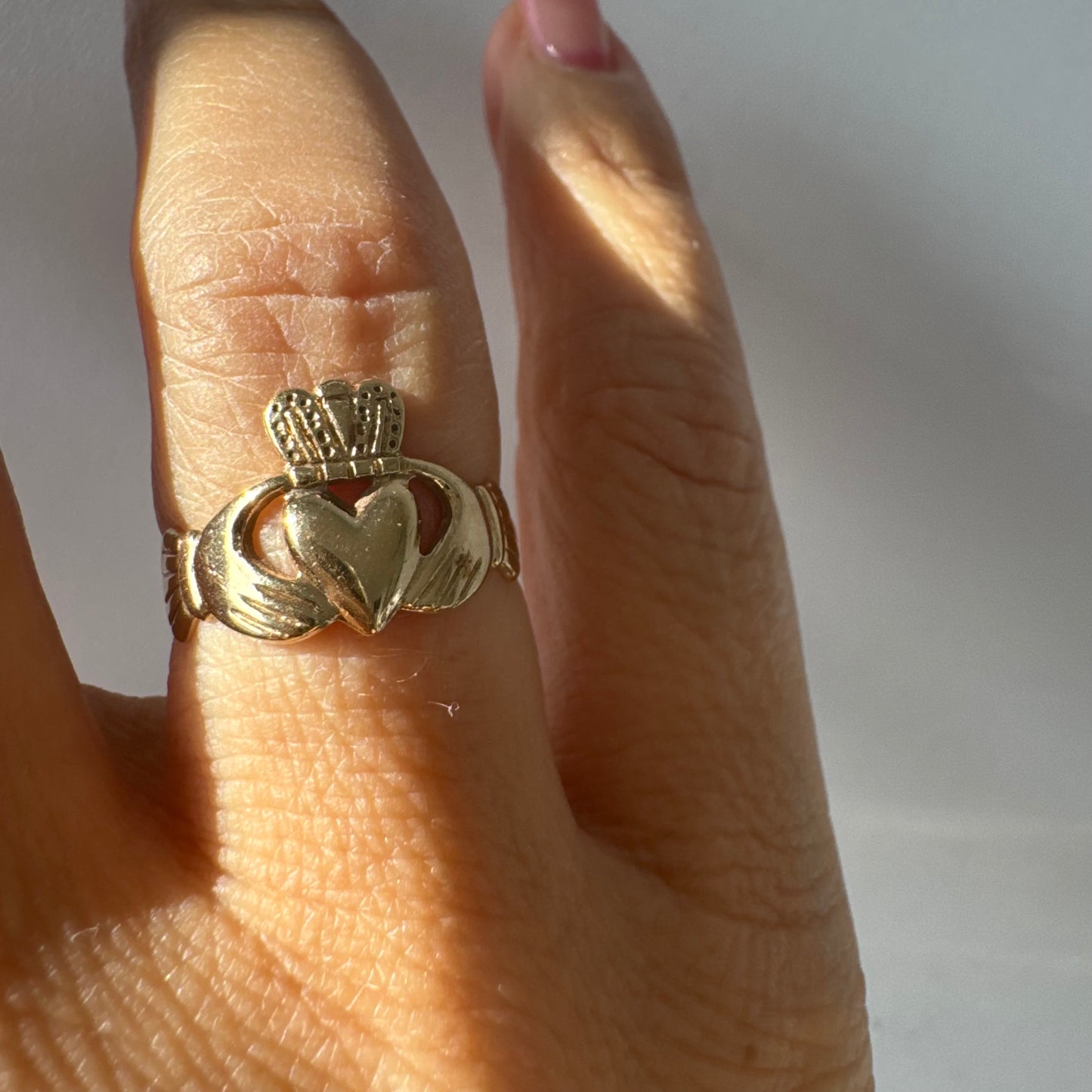 טבעת זהב 9 קראט בעיצוב קלאסי של לב עם כתר מעליו וידיים אוחזות, עיצוב קלדה מסורתי המסמל אהבה, נאמנות וחברות.
