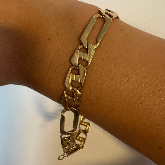 צמיד זהב צהוב 14 קראט בעיצוב חוליות מודרני ומיוחד.