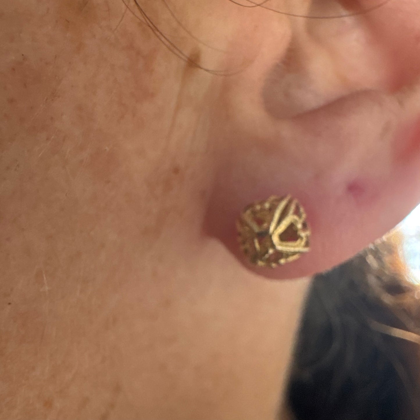 עגילי זהב צהוב 10 קראט בעיצוב פתוח עם עבודת פיליגרן עדינה.