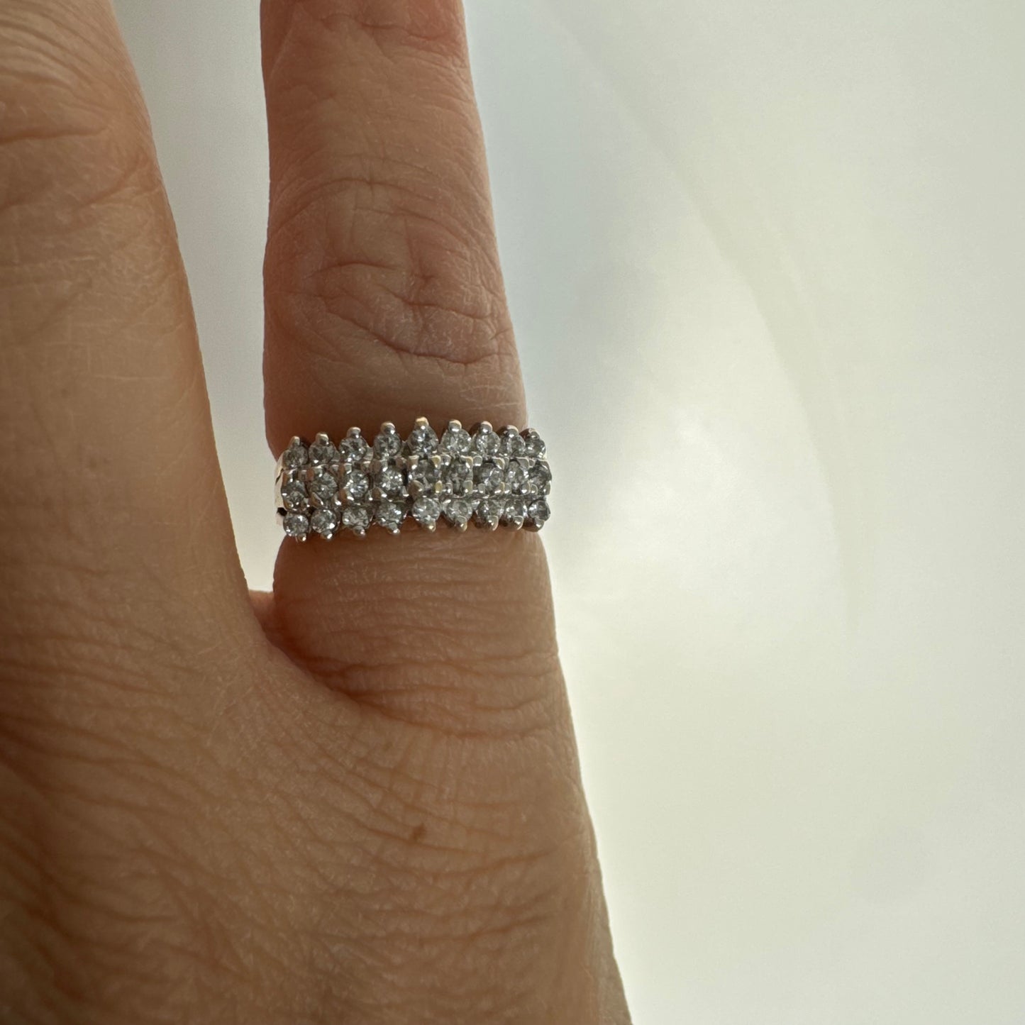 טבעת זהב צהוב 14 קראט משובצת שורות של יהלומים עגולים.