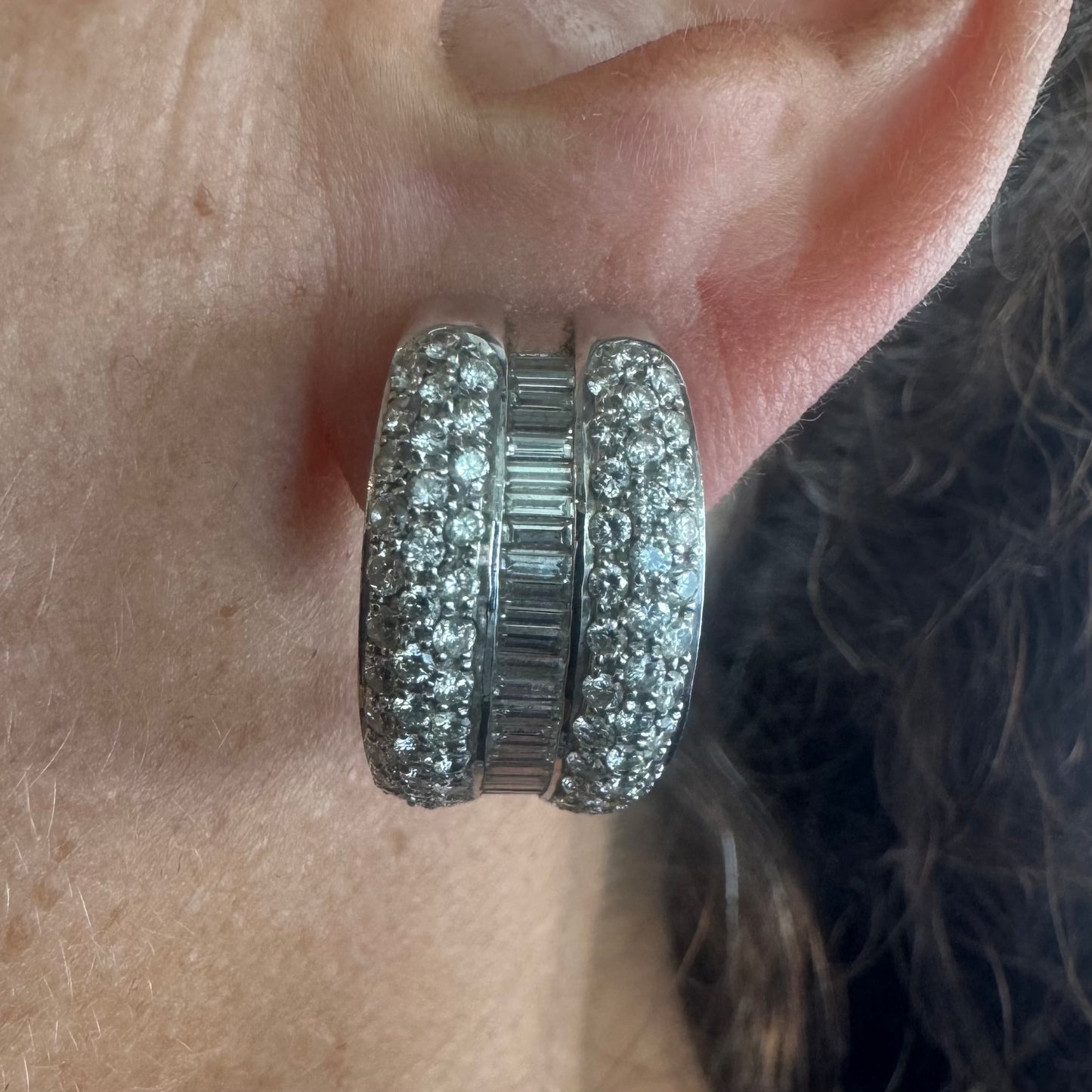 18K gold earrings set with baguette and pavé Diamonds.