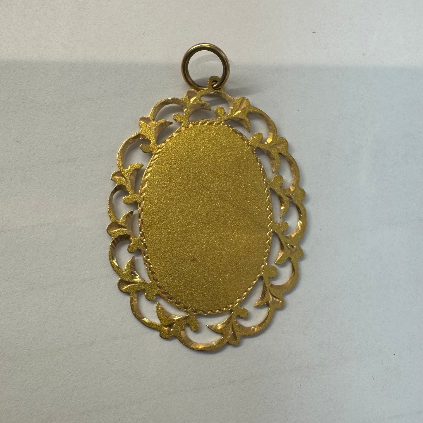 14K gold pendant featuring a luxurious vintage-inspired design.