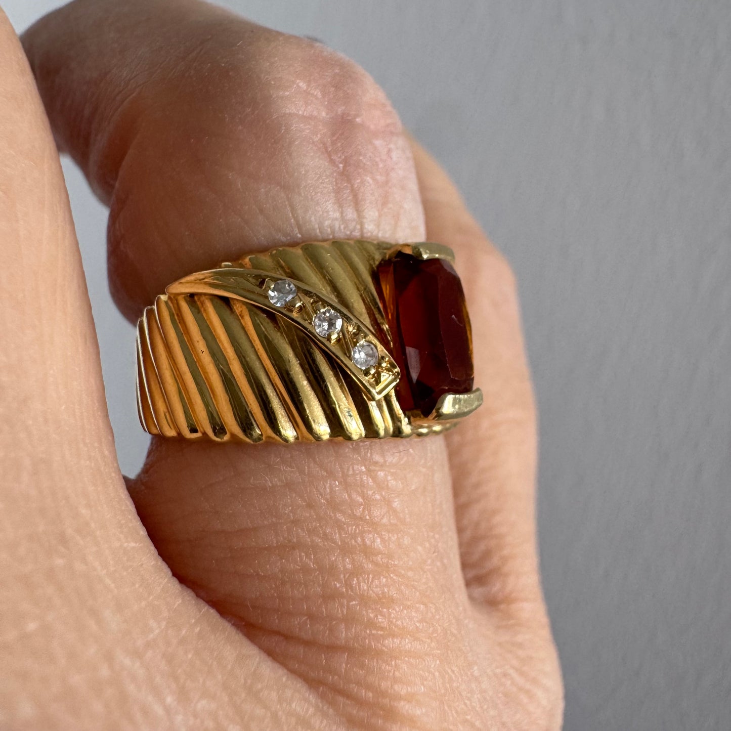 טבעת זהב צהוב 14 קראט משובצת אבן סיטרין ויהלומים