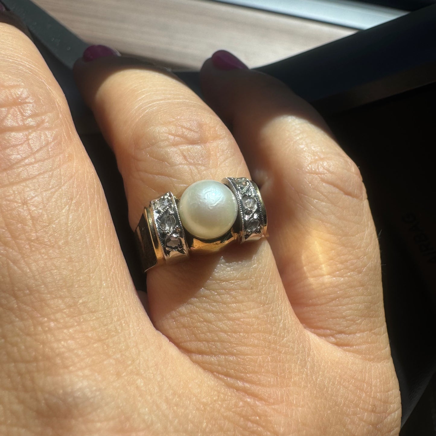 18K gold ring set with a central round Pearl & Diamonds.