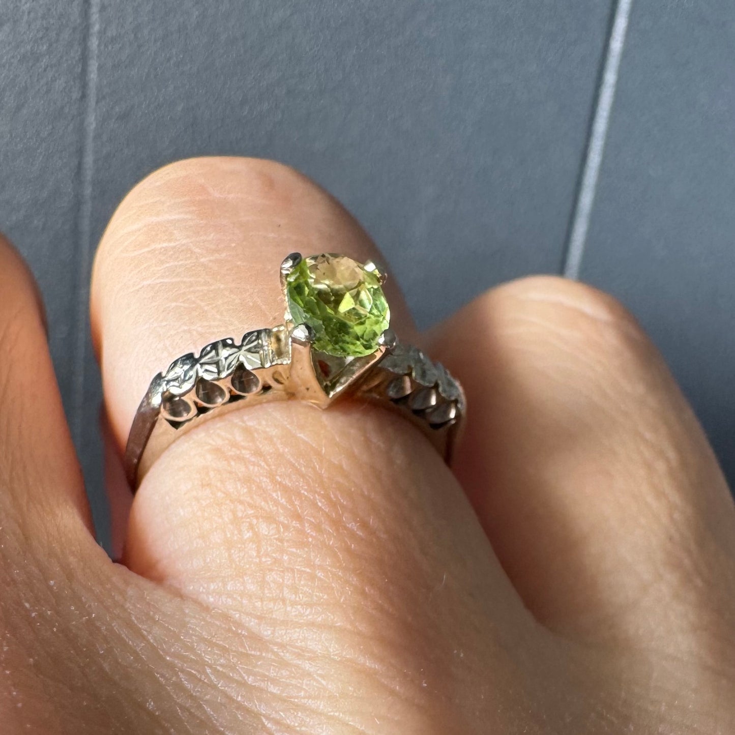 טבעת זהב לבן 14 קראט משובצת אבן פרידוט בולטת