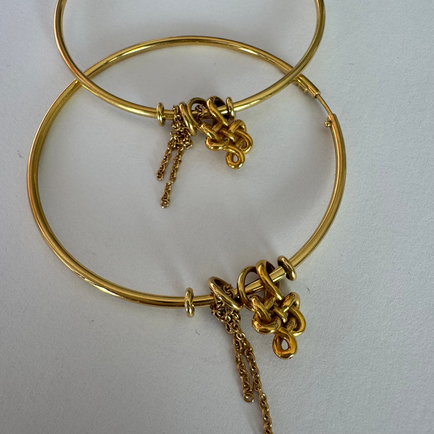 עגילי חישוק זהב 18 קראט של המותג H.Stern, עם תליוני זהב דקים ועדינים 