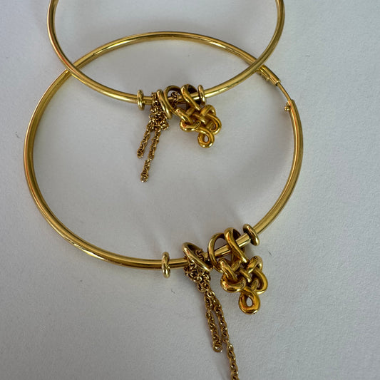 עגילי חישוק זהב 18 קראט של המותג H.Stern, עם תליוני זהב דקים ועדינים 