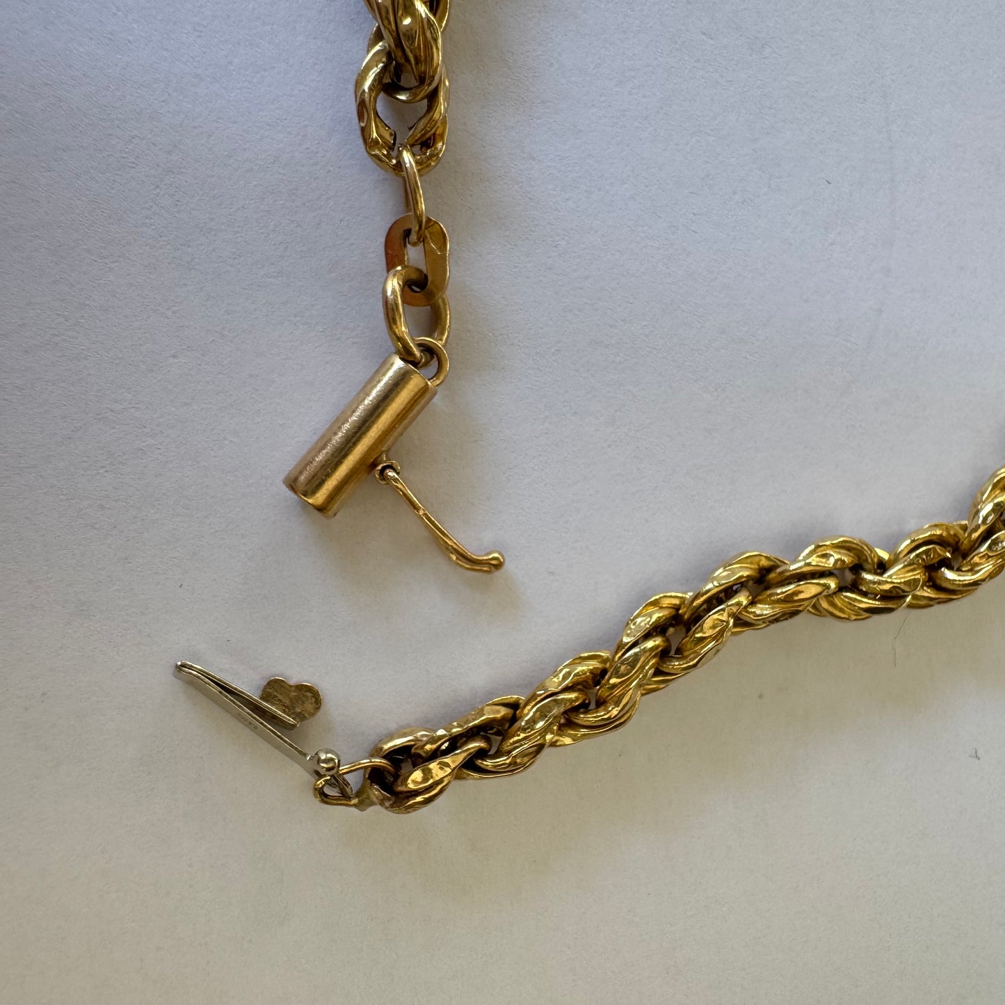 צמיד זהב צהוב 14 קראט בעיצוב שזירה עשיר ומלא נוכחות. 