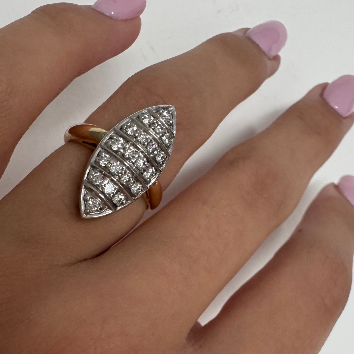 טבעת זהב צהוב 18 קראט בצורת מרקיזה משובצת שורות יהלומים