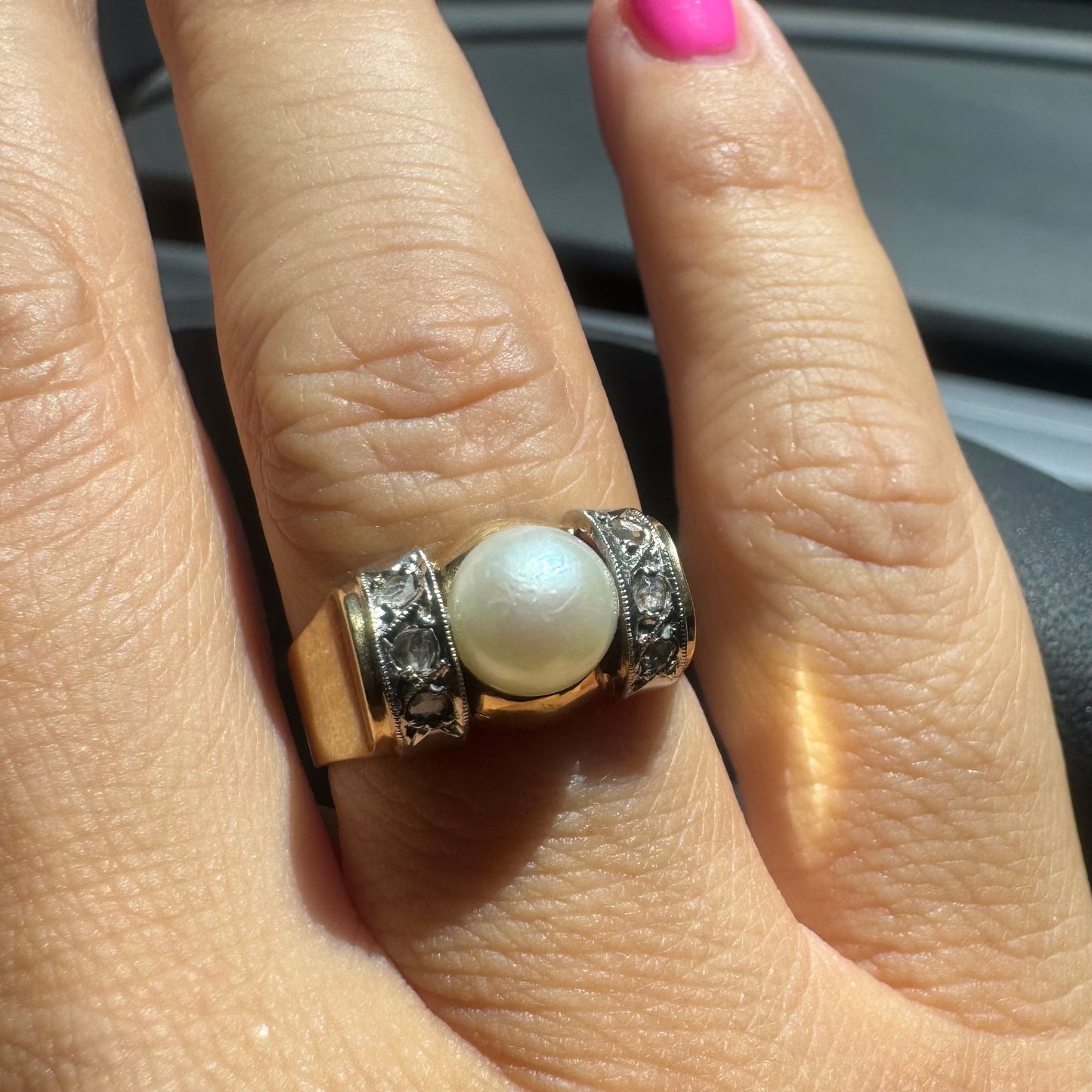 18K gold ring set with a central round Pearl & Diamonds.
