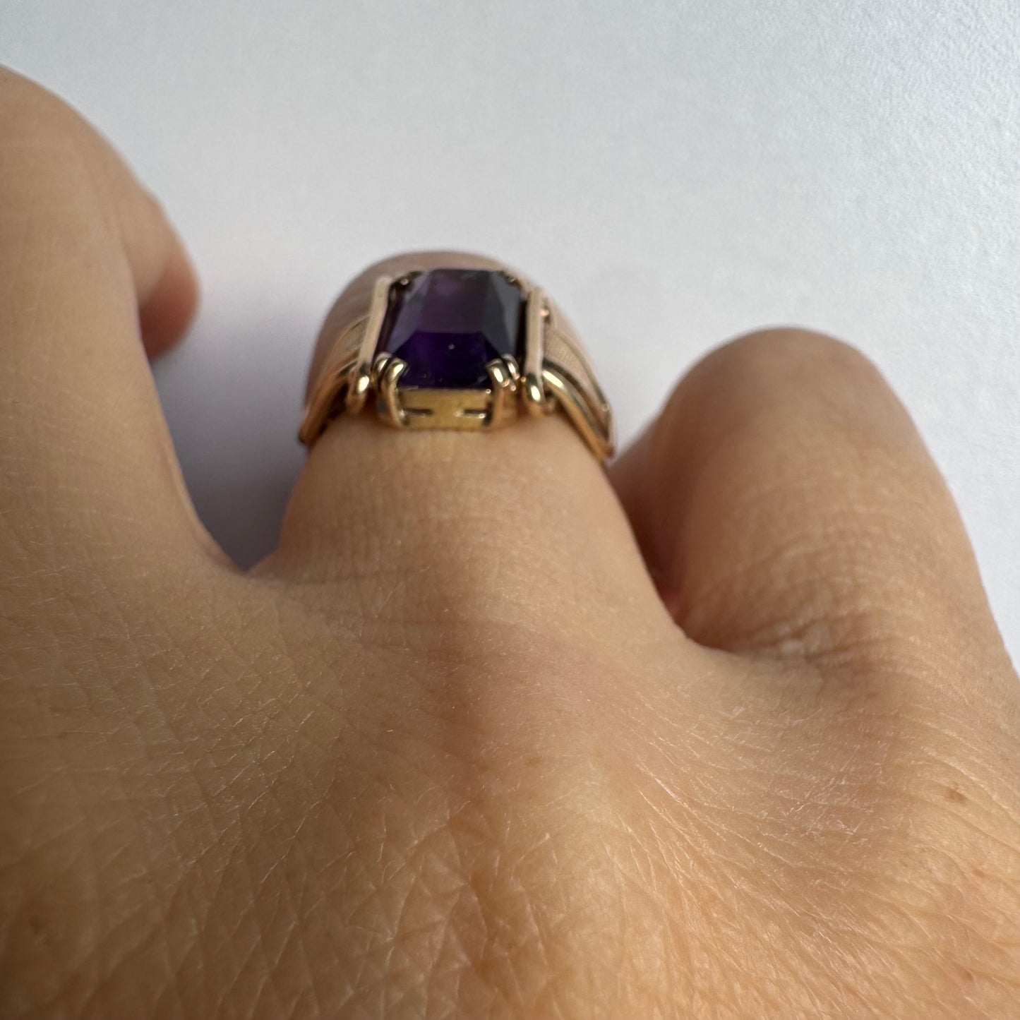 טבעת זהב צהוב 10 קראט משובצת אבן אמטיסט מלבנית