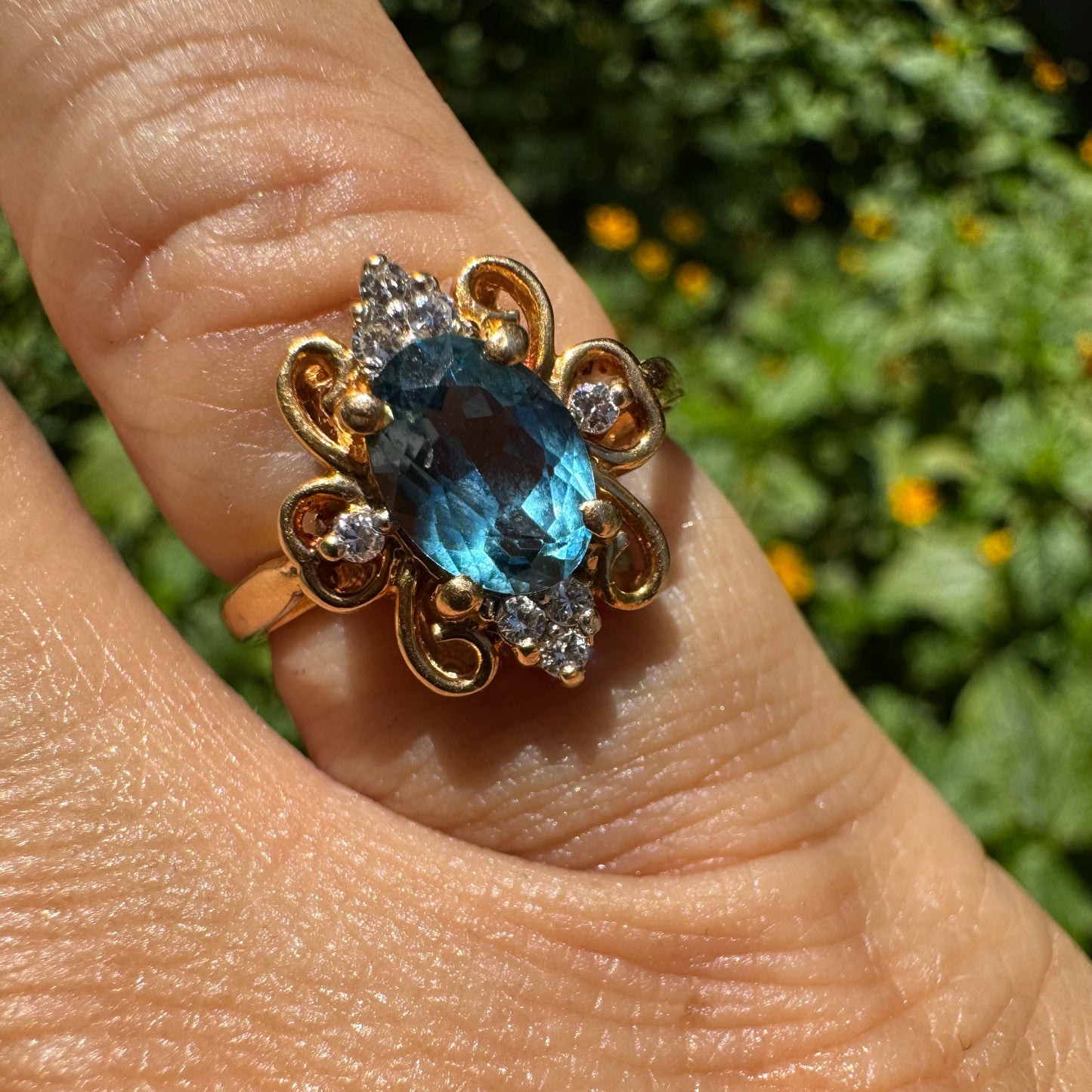 18K gold ring set with Blue Topaz & Diamonds