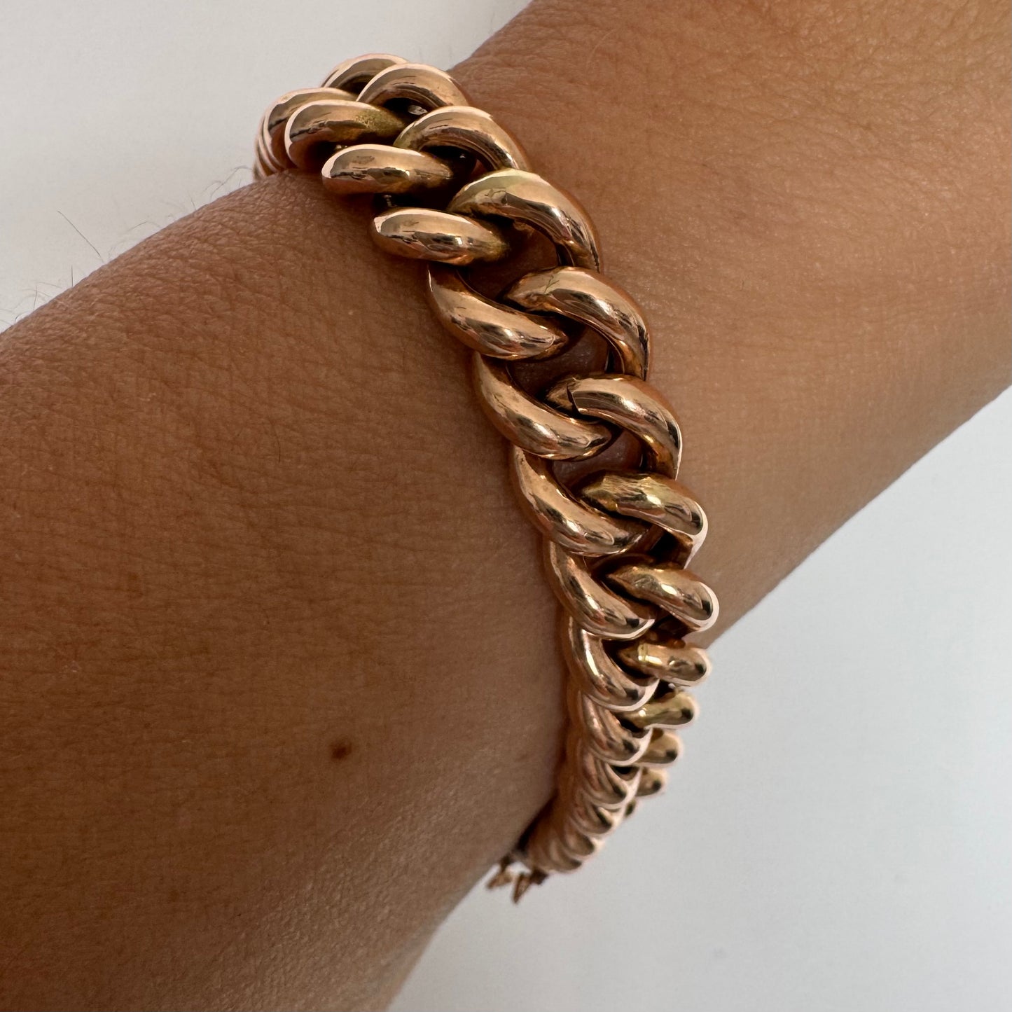 14K gold chain bracelet featuring bold, classic link design.