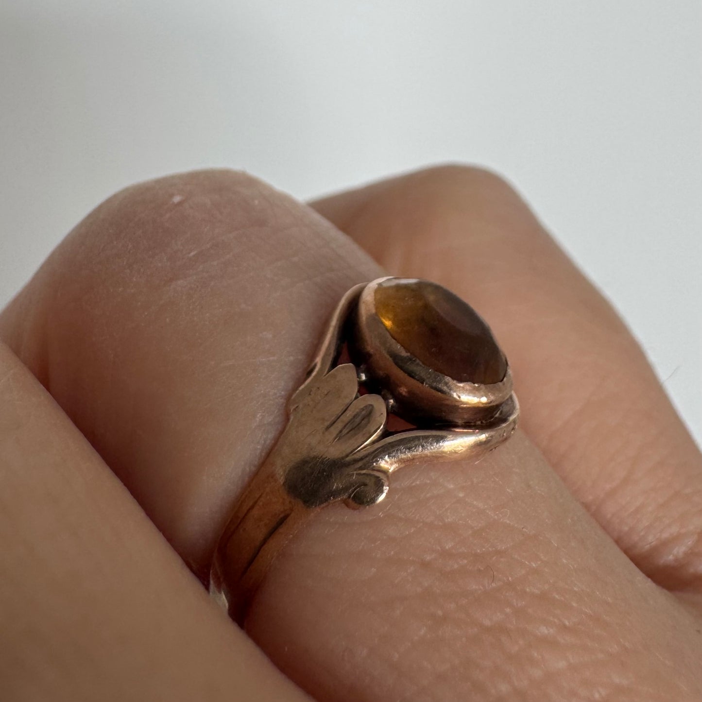 טבעת זהב צהוב 10 קראט משובצת אבן סיטרין בחיתוך קבושון אובלית בגוון דבש עמוק, עם שקיפות טבעית וברק חמים