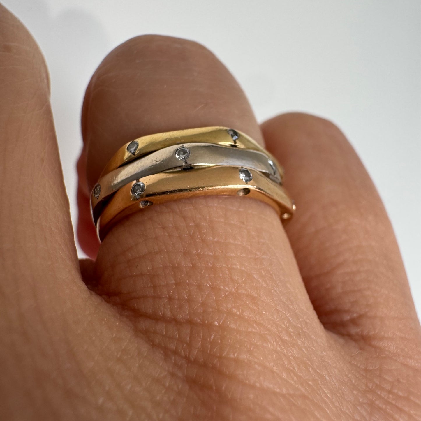18K gold ring crafted in yellow, white, and rose gold, featuring a triple-band design set with Diamonds