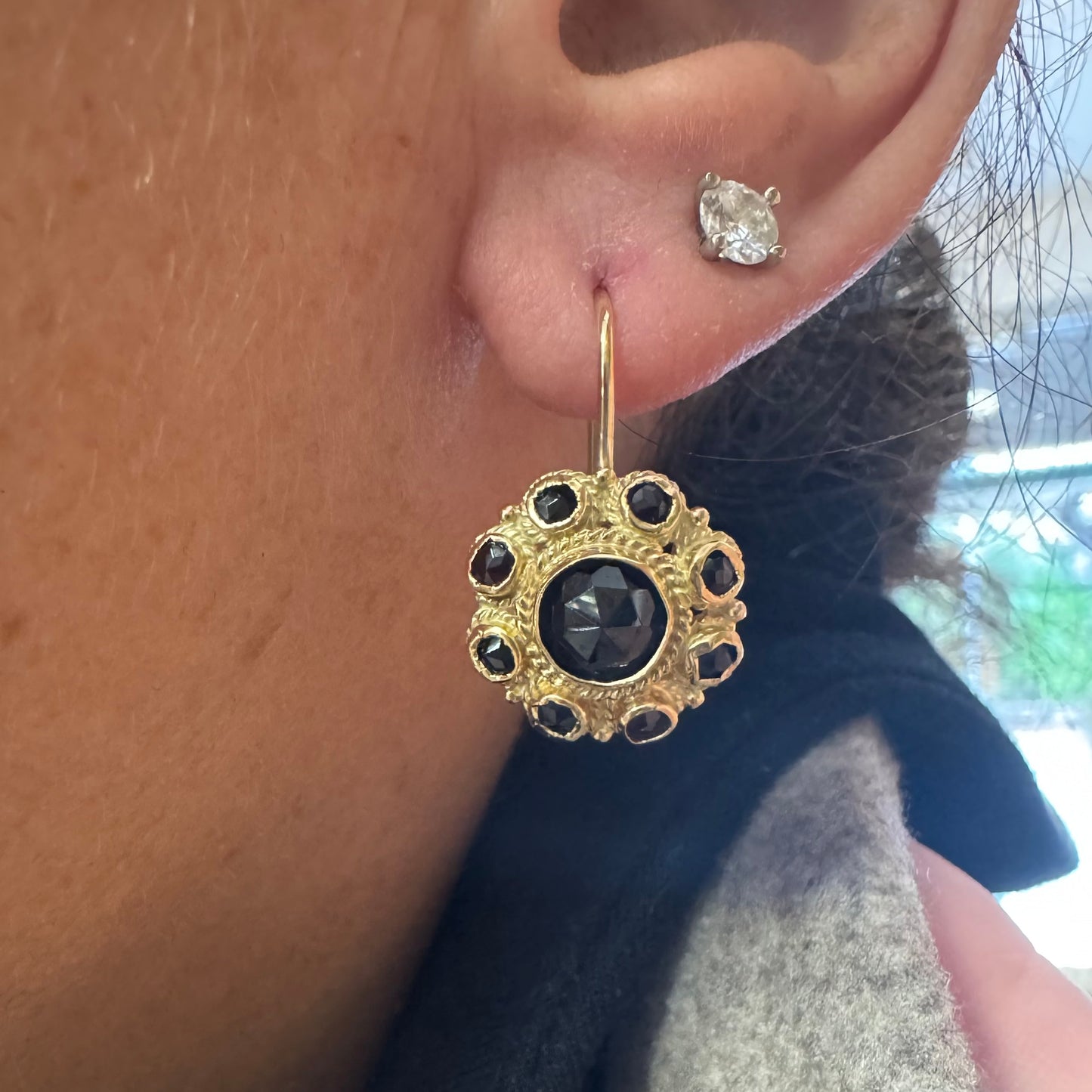 עגילי זהב צהוב 14 קראט, נופלים באורך בינוני, משובצים אבני גרנט