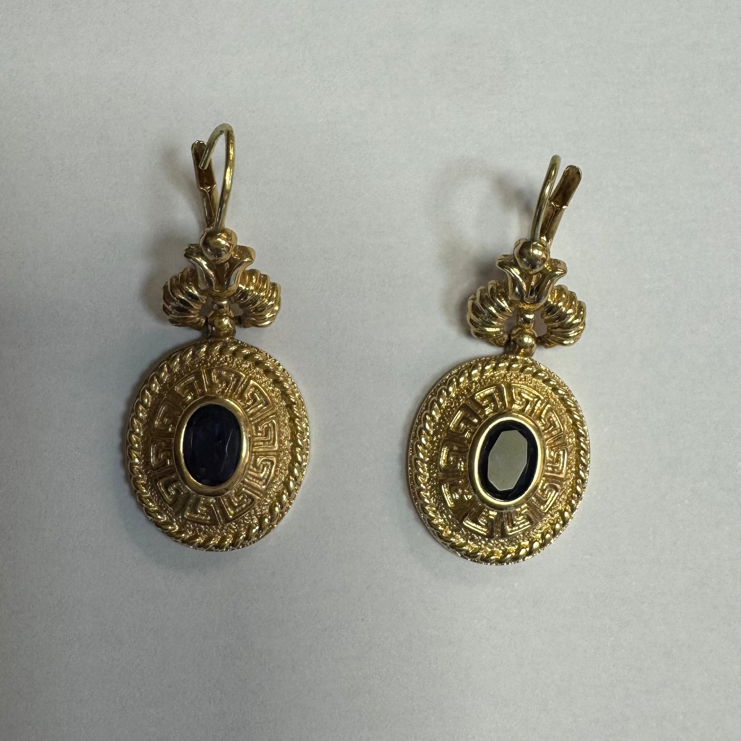 עגילי זהב צהוב 14 קראט משובצים אבן טנזנייט בצבע סגול- כחול עדין