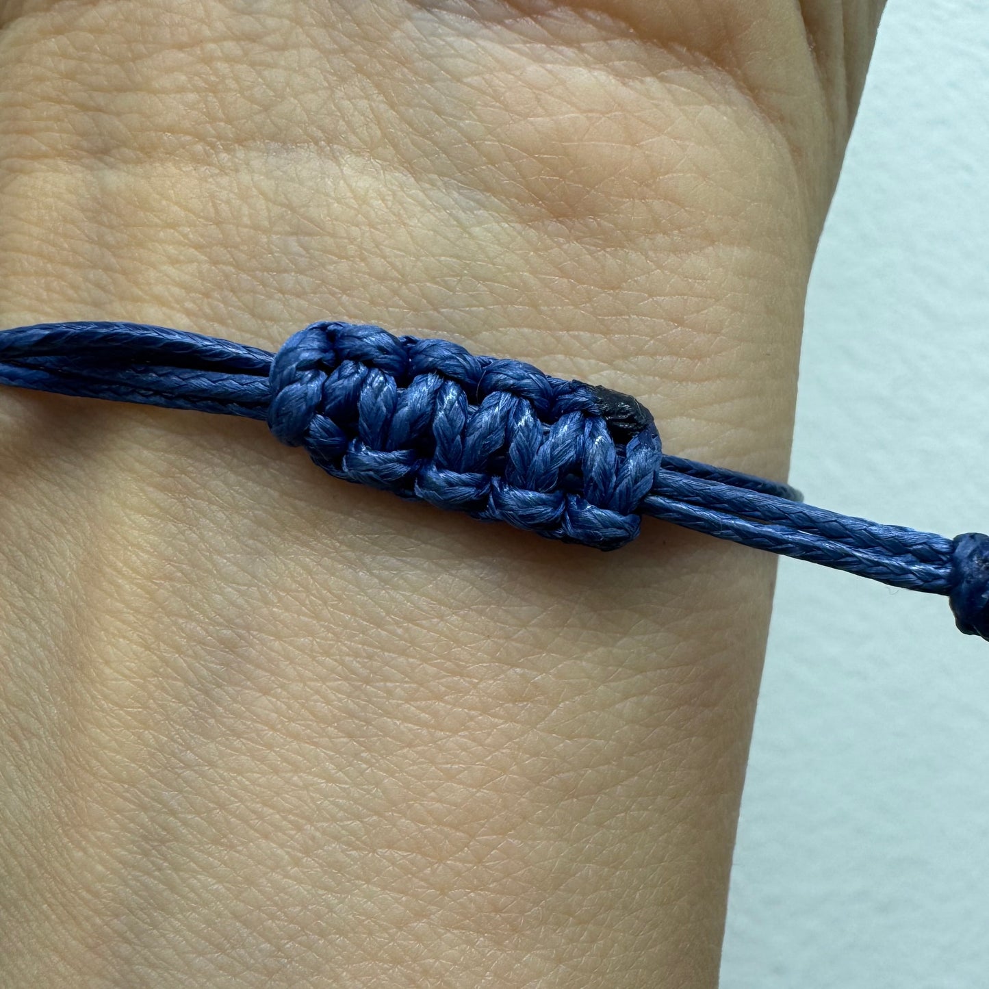 צמיד חוט כחול עדין עם אבן טורקיז טבעית בגוון כחול עמוק, משובצת במסגרת זהב.