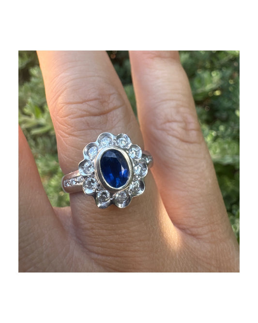 טבעת זהב לבן 18 קראט משובצת אבן ספיר במרכז וסביבה משובצים יהלומים