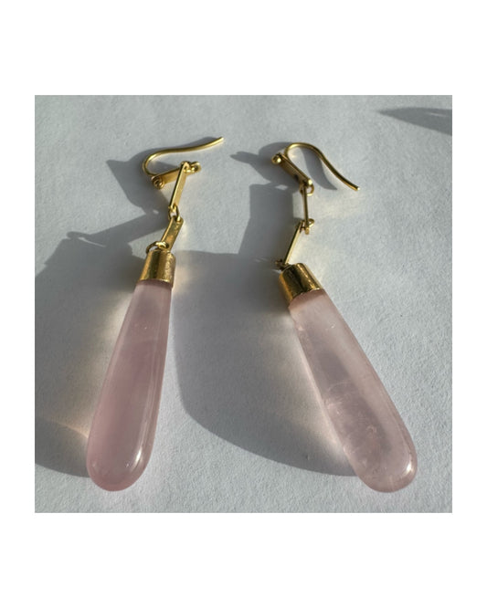 עגילי זהב 18 קראט עם אבני רוז קוורץ בגימור חלק, בצורת טיפה מוארכת.